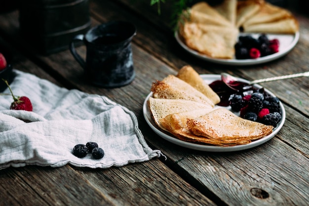 Crêpes fines au beurre dans une assiette