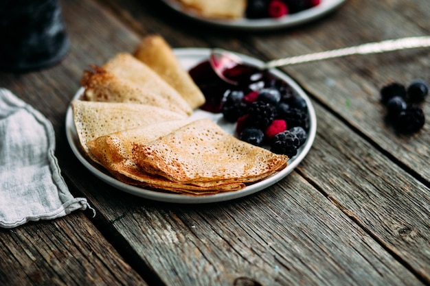 Crêpes fines au saumon, épinards et caviar rouge. Petit-déjeuner. Vacances à Maslenitsa