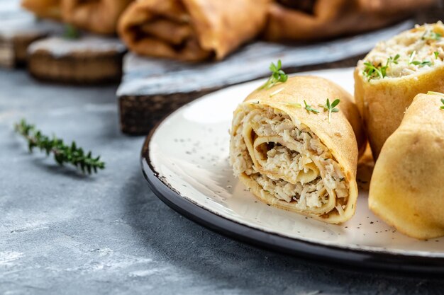 Crêpes fines ou crêpes farcies de viande de poulet servies sur une assiette blanche place pour le texte Fond de recette alimentaire Gros plan