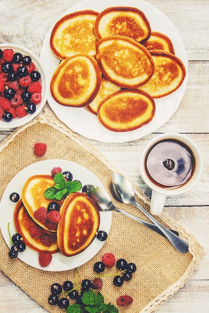 Crêpes sur un fond clair. mise au point sélective.