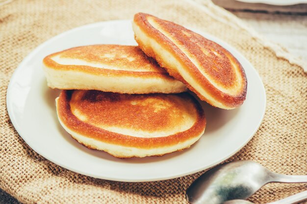 Crêpes sur un fond clair. mise au point sélective.