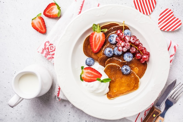 Crêpes en forme de coeur avec baies