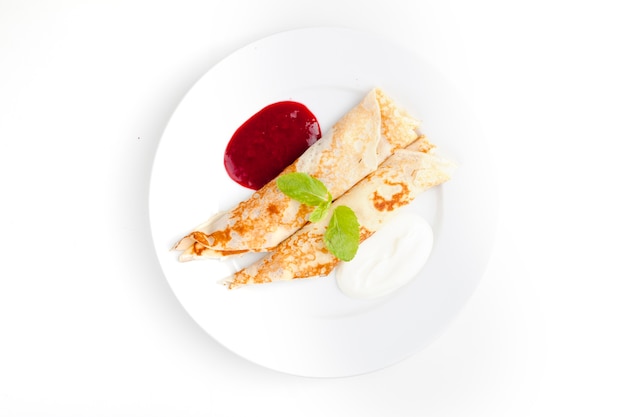 Crêpes fourrées au caillé et sauce chaude aux framboises