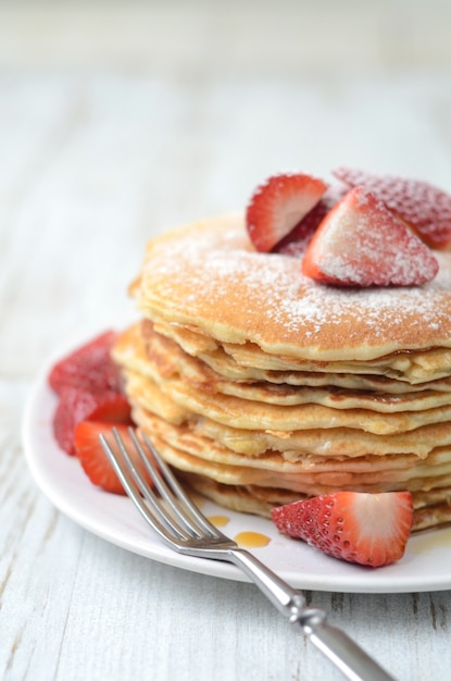 Crêpes fraîchement préparées avec des fraises