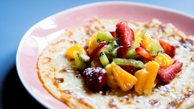 Crêpes françaises avec assortiment de fruits et chocolat.