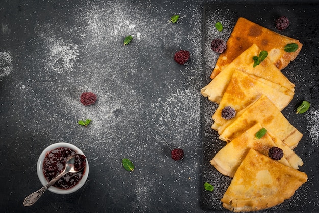 Photo crêpes françaises aux fruits rouges et menthe