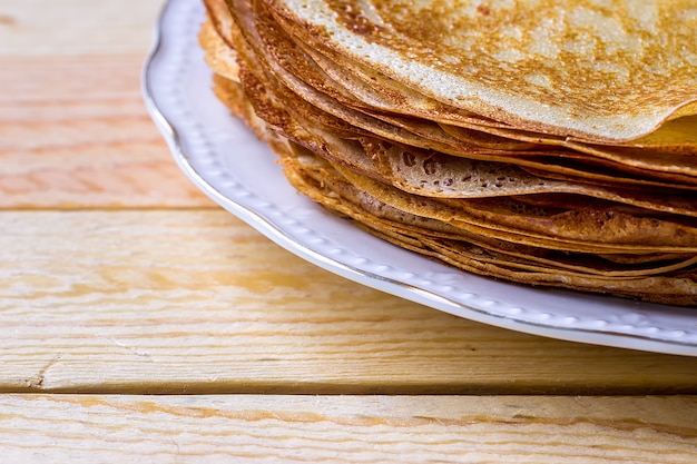 Photo crêpes frites sur table en bois