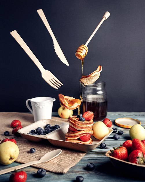 Photo des crêpes avec des fruits dans un bol sur la table