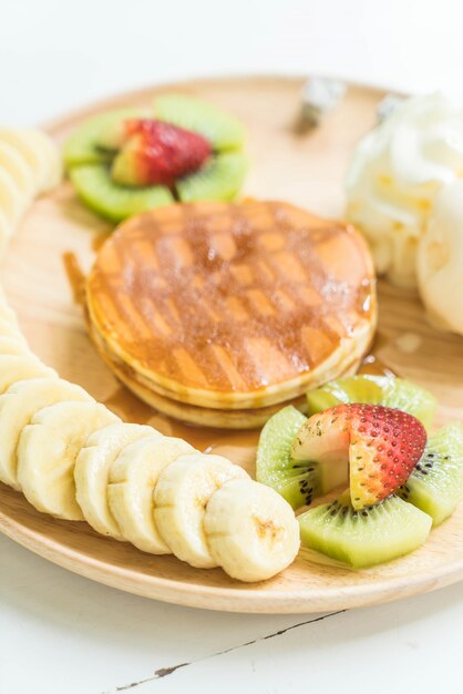 crêpes avec glace à la vanille et fruits