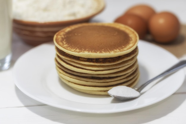 Crêpes avec ingrédients farine oeufs lait soda