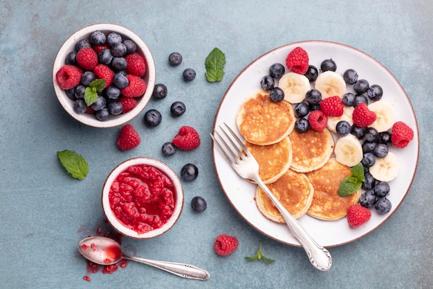 Crêpes Keto à base de farine diététique ou de farine d'amande, servies avec des baies.