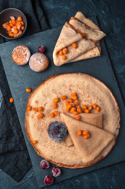 Crêpes m baies surgelées sur fond sombre.