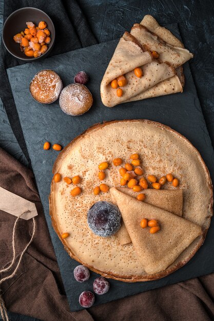 Crêpes m baies surgelées sur fond sombre.