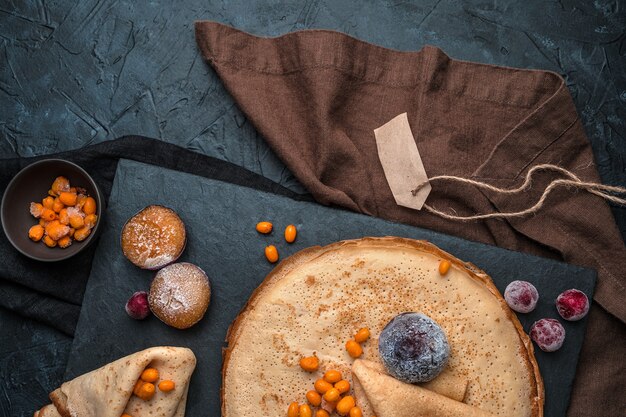 Crêpes m baies surgelées sur fond sombre.