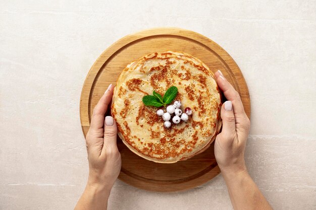 Crêpes maison sur une assiette vue de dessus