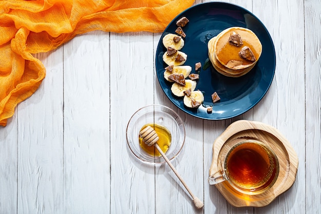 Crêpes maison au miel, banane et chocolat concept de petit-déjeuner sain