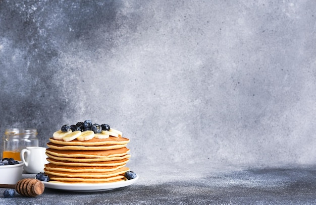 Crêpes maison au sirop et aux baies Crêpes du matin et du petit-déjeuner à la banane et aux myrtilles