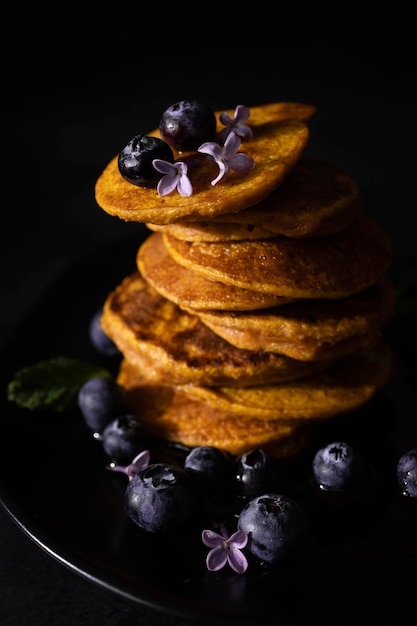 Crêpes maison au sirop d'érable et bleuets frais Petit-déjeuner maison et sain