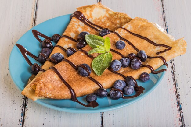 Crêpes Maison Aux Bleuets Et Sirop De Chocolat