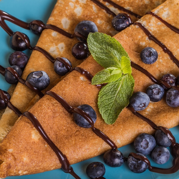 Crêpes maison aux bleuets et sirop de chocolat