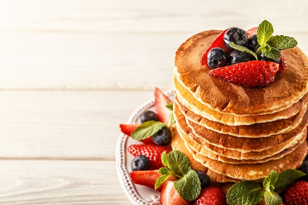 Crêpes maison aux fruits rouges sur une assiette