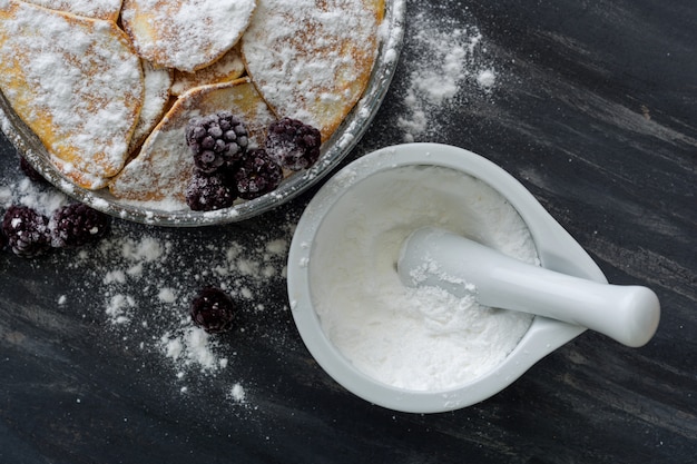 Crêpes maison aux mûres, sucre en poudre