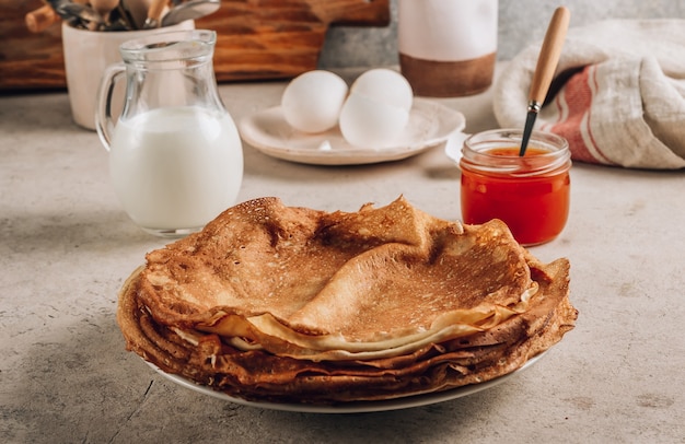 Crêpes maison avec confiture d'argousier et lait