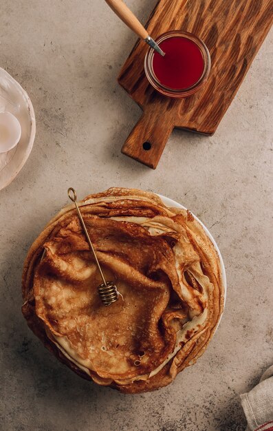 Crêpes maison avec confiture d'argousier et lait