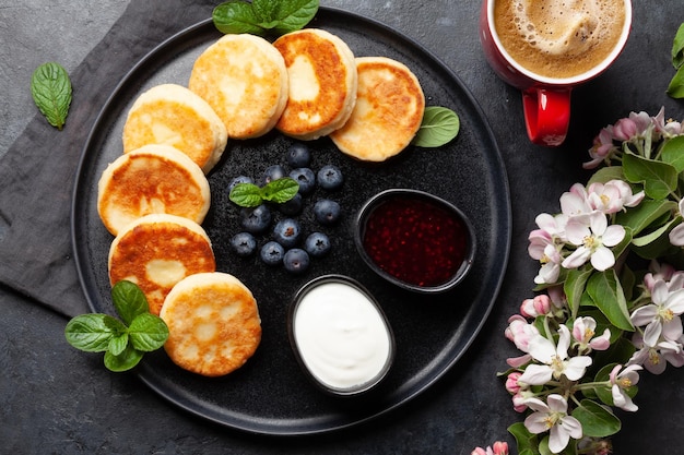 Crêpes maison avec de la crème sure à la confiture et des baies