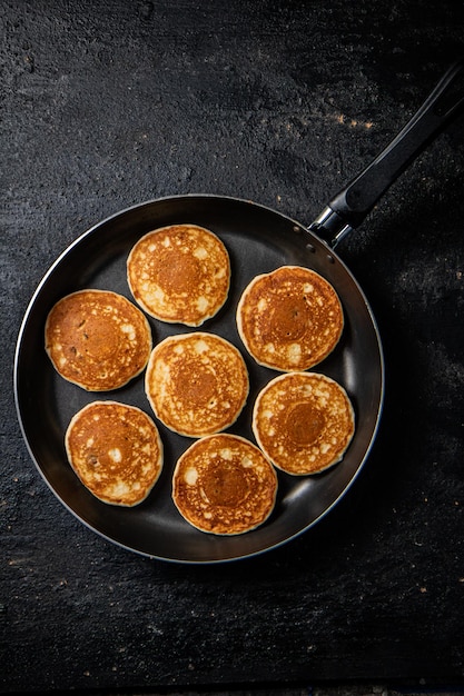 Crêpes maison dans une poêle