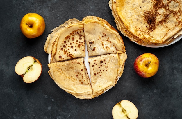 Crêpes maison minces aux pommes sur fond de pierre