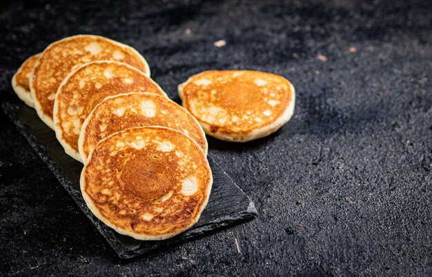 Crêpes maison prêtes à l'emploi sur une planche en pierre