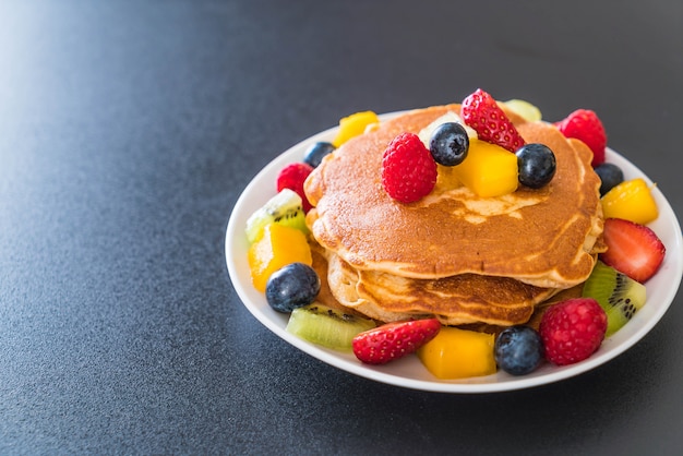 crêpes avec mélange de fruits