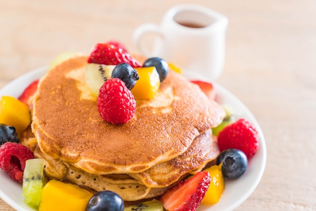 crêpes avec mélange de fruits