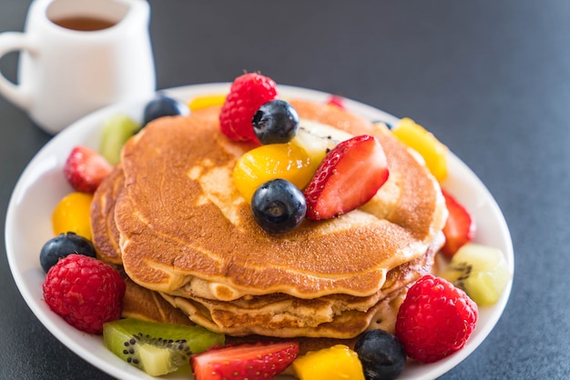 crêpes avec mélange de fruits