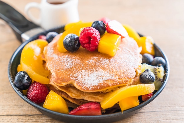 crêpes avec mélange de fruits