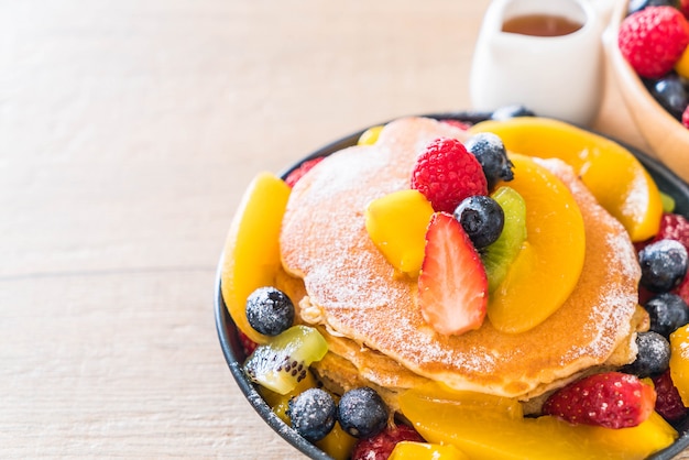 crêpes avec mélange de fruits