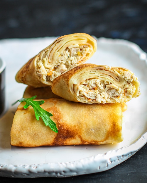 Crêpes minces ou crêpes viande de poulet farcie et légumes