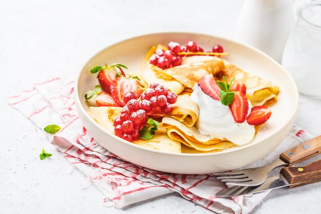 Crêpes minces maison servies avec crème caillée