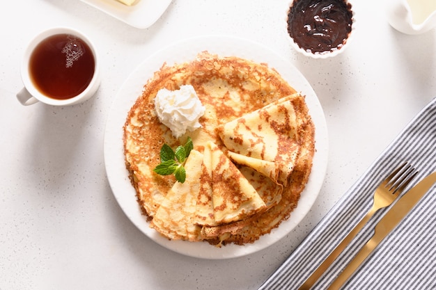 Crêpes minces russes ou blini au caviar rouge sur fond gris