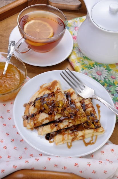 Crêpes de petit déjeuner sur les pommes