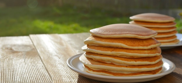 Crêpes. Pile de pancakes américains isolés sur une table en bois. nourriture du petit déjeuner.