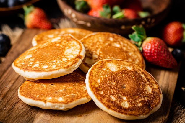 Crêpes sur une planche à découper