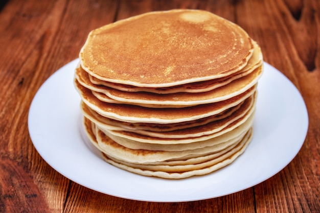 Crêpes sur le plat blanc