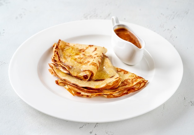 Photo crêpes pliées sur l'assiette blanche