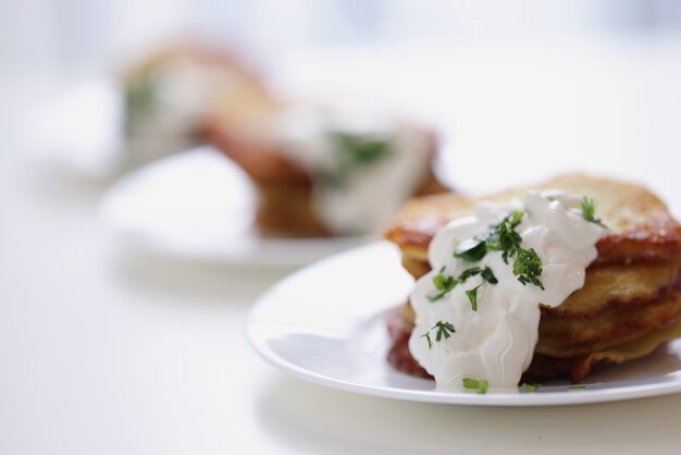 Crêpes De Pommes De Terre à La Crème Sure Et Aux Herbes Sur Une Assiette Cuisinant Un Délicieux Concept De Petit-déjeuner