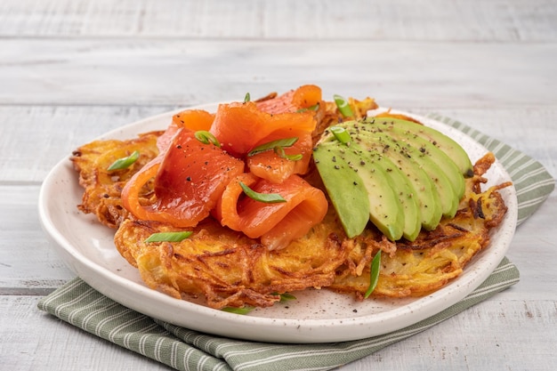 Crêpes de pommes de terre frites au saumon et beignet à la crème sure roesti croûte croustillante dorée petit-déjeuner traditionnel délicieux