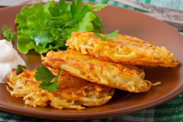 Crêpes de pommes de terre parfumées à la crème sure et aux herbes