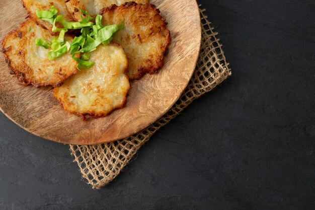 Crêpes de pommes de terre sur une plaque en bois