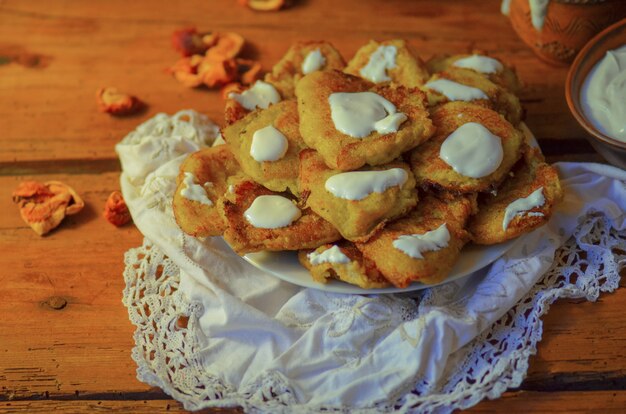 Crêpes de pommes de terre sur table en bois